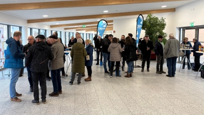 Gespräche im Foyer der Mehrzweckhalle (Bild: Dieter Rosenberg)