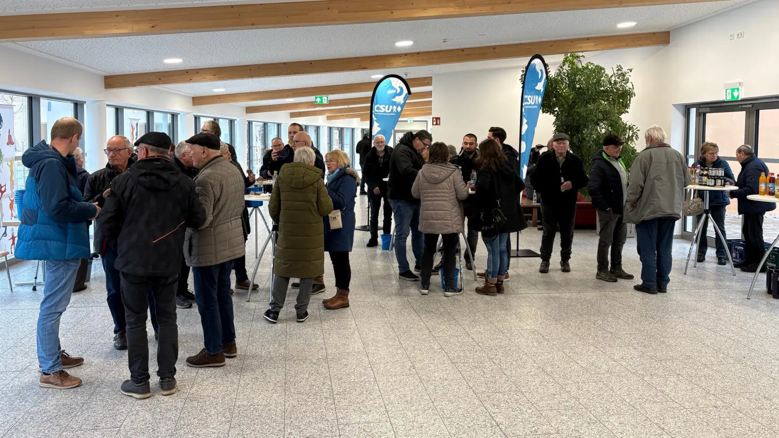 Gespräche im Foyer der Mehrzweckhalle (Bild: Dieter Rosenberg)