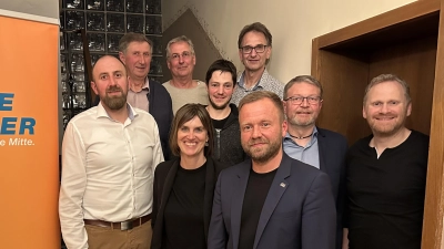 Die neue Vorstandschaft von links nach rechts: Hans-Jürgen Plößl, Johann Plößl, 1. Vorsitzenden Christina Püschl, Claus Püschl, Matthias Willax, Bernd Heinisch, 2. Vorsitzender Reiner Wiedenbauer, Hans-Martin Grötsch sowie Mathias Demel (Bild: Ulrich Koller )