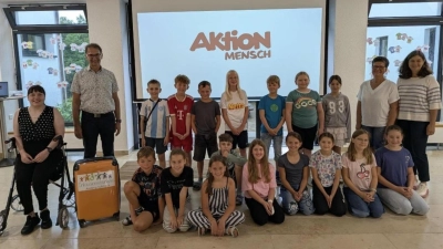 Von links: Stefanie Gebert (Inklusionsbeauftragte der Gemeinde Freudenberg), Reiner Wiedenbauer (1. Bürgermeister der Gemeinde Freudenberg) mittig: Schülerinnen und Schüler der 4. Klassen der Grundschule Freudenberg. von rechts: Heidrun Leitz (Schulleiterin der Grund- und Mittelschule Freudenberg), Karin Fruth (Inklusionsbeauftragte der Gemeinde Birgland). (Bild: Gerhard Greß)