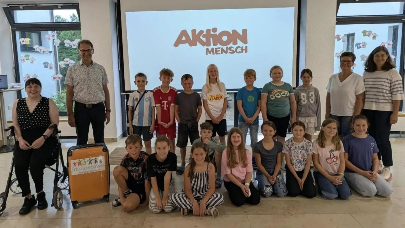 Von links: Stefanie Gebert (Inklusionsbeauftragte der Gemeinde Freudenberg), Reiner Wiedenbauer (1. Bürgermeister der Gemeinde Freudenberg) mittig: Schülerinnen und Schüler der 4. Klassen der Grundschule Freudenberg. von rechts: Heidrun Leitz (Schulleiterin der Grund- und Mittelschule Freudenberg), Karin Fruth (Inklusionsbeauftragte der Gemeinde Birgland). (Bild: Gerhard Greß)
