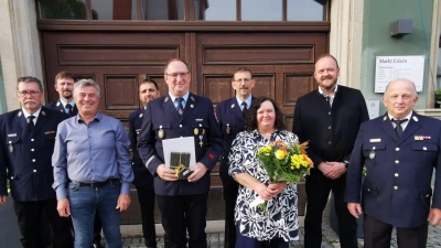 Hauptfeuerwehrmann Siegfried Wild bekam im Beisein seiner Ehefrau Claudia das Feuerwehr-Ehrenzeichen in Gold verliehen. (Bild: Karl Ziegler)