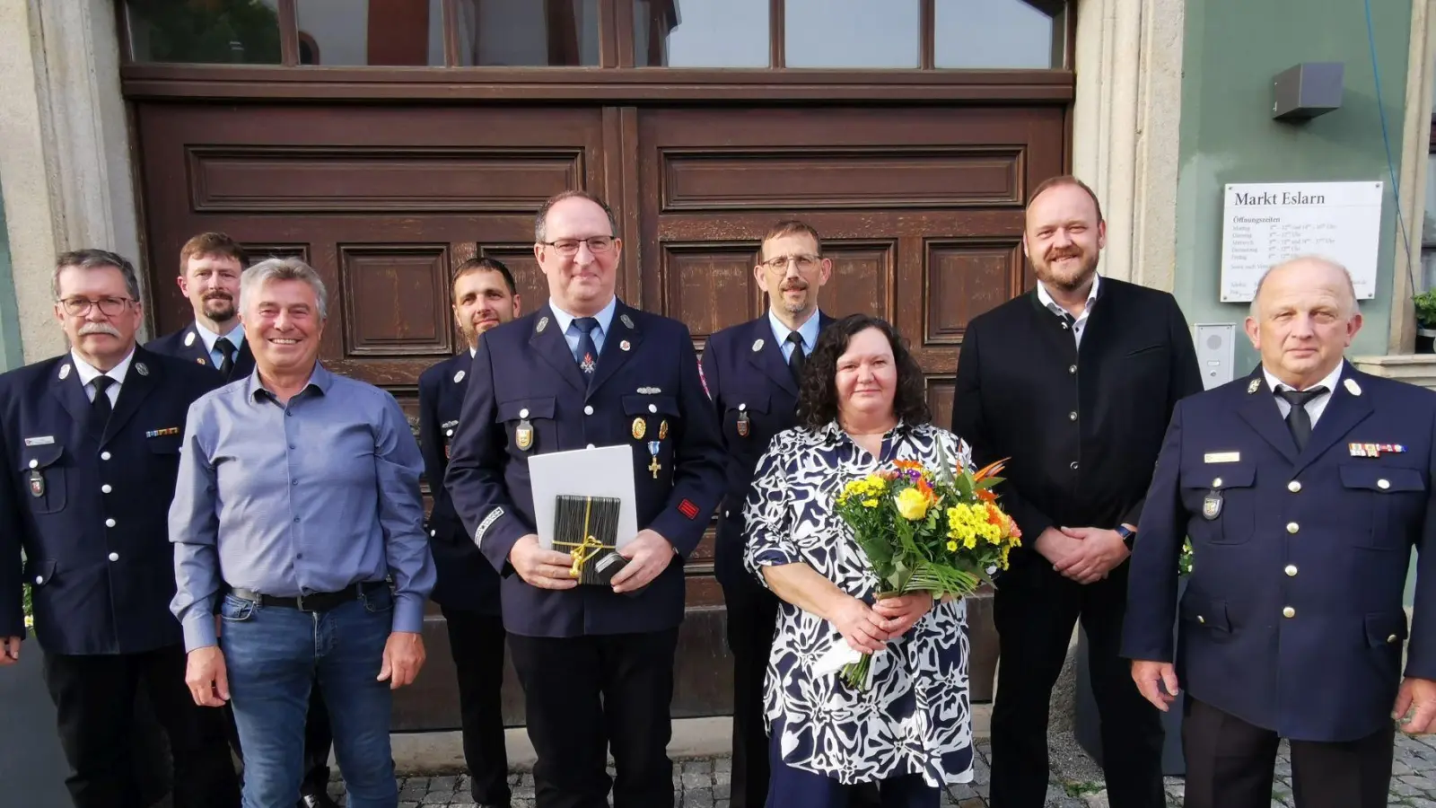 Hauptfeuerwehrmann Siegfried Wild bekam im Beisein seiner Ehefrau Claudia das Feuerwehr-Ehrenzeichen in Gold verliehen. (Bild: Karl Ziegler)