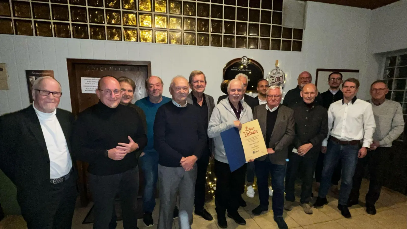Gruppenfoto Ehrungen:Siegfried Tappert,Reinhard Hanft,Kenan Gülmen,Thomas Fiebig,Bernhard Schmid,Norbert Schuller,Gerhard Laab,Dieter Sagolla,Ernst Gamm,Marcel Pröhl,Karlheinz Hoyer,Jürgen Gleixner,Sebastian Küffner,Klaus Haberkorn,Eckbert Vollath (Bild: Gerhard Laab)