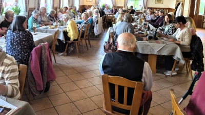 Dieter Radl sorgte beim Wirtshaussingen im voll besetzten Saal des Landgasthauses Schmidt in Aichazandt für beste Stimmung und begeisterte die Gäste mit traditionellen Liedern. (Bild: Walter Heldrich)