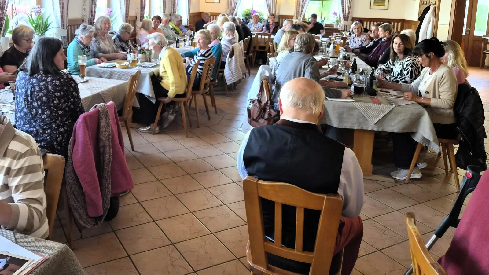 Dieter Radl sorgte beim Wirtshaussingen im voll besetzten Saal des Landgasthauses Schmidt in Aichazandt für beste Stimmung und begeisterte die Gäste mit traditionellen Liedern. (Bild: Walter Heldrich)