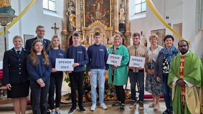 Die Vertreter der FFW, der Ministranten, des TSV Theuern bei der Spendenübergabe, gemeinsam mit Pfarrer Sagai sowie Gudrun Bauer und Irene Hahn vom PGR.  (Bild: Kathrin Blödt)