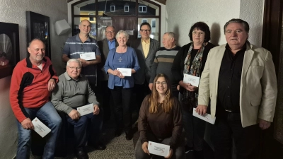 Ehrung beim KSV links Johann Wagner, Robert Held, Hanspeter Schramm, <br>Ehrenvorstand Klaus Lehl, Marianne Drobig, 1. Vorstand Harald Drobig, Heinz Fuchs, kniend Annalena Pilot, 2. Vorstand Christine Held , Josef Held.<br>Es Gratulierten 1. Vorstand Harald Drobig und 2.Vorständin Christine Held, auch sie Gehörten zu den Gewinnern. (Bild: Jasmin Cullom)