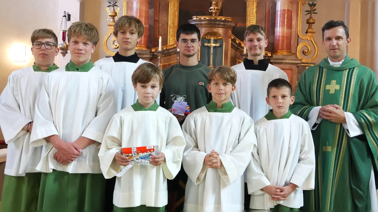 Pfarrer Michael Polster verabschiedete Raffael Forsthofer (hintere Reihe /4. von links), nach 10-jährigem Dienst als Ministrant, gleichzeitig führte er Kristian Hofbeck (vordere Reihe/links) als neuen Messdiender in der katholischen Pfarrei Illschwang ein. (Bild: Norbert Weis)