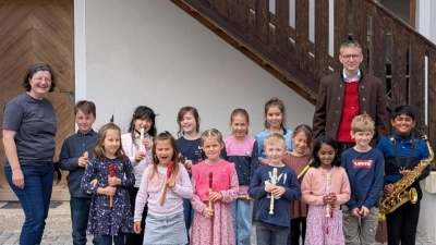 Mit einem kleinen Vorspielkonzert ist bei der Blaskapelle St. Ägidius das Ausbildungsjahr abgeschlossen worden. Dafür bedankte sich 2. Vorsitzender Alexander Böhm (hi. re.) bei Ilona Reheis Li) als Ausbildungsleiterin der Flötengruppe als auch bei den Kindern mit Urkunden, Eis und einem kleinen Geschenk.  (Bild: Paul Böhm)