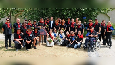 Ein besonderer Kulturträger sind die Köhlerfreunde in Ebermannsdorf. Josef Gilch (hintere Reihe, 2.v.li) wurde bei der Jahreshauptversammlung erneut zum Vorsitzenden gewählt. Zum Europäischen Köhlertag gratulierte auch der Bayerische Finanzminister Albert Füracker als Schirmherr für den Bayerischen Ministerpräsidenten. (Bild: Georg Birner)