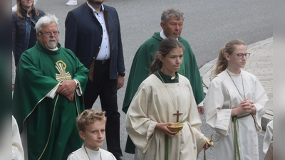 Pfarrer Ambros Trummer (hinten rechts) ist beim Kirchenzug dabei und zelebriert auch den Festgottesdienst beim Jubiläum des SC Luhe-Wildenau.  (Bild: Ernst Frischholz)