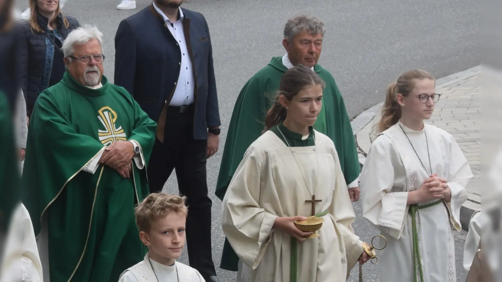 Pfarrer Ambros Trummer (hinten rechts) ist beim Kirchenzug dabei und zelebriert auch den Festgottesdienst beim Jubiläum des SC Luhe-Wildenau.  (Bild: Ernst Frischholz)