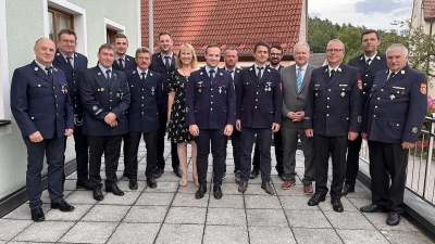 Landrat Richard Reisinger (Vierter von rechts) händigte an die Feuerwehrmänner aus Schwend und Sunzendorf das Ehrenzeichen in Gold und Silber aus. (Bild: Christine Hollederer)