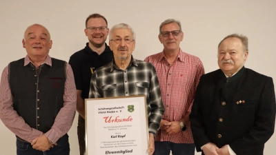 Ehrenmitglied Karl Kopf (Mitte) mit Drittem Bürgermeister Gerhard Schnabel (v.l.), Erstem Schützenmeister Thomas Graf, Zweitem Schützenmeister Thorsten Malotta und DSB- sowie OSB-Ehrenmitglied Ludwig Mayer. (Bild: Michael Rabenhofer)
