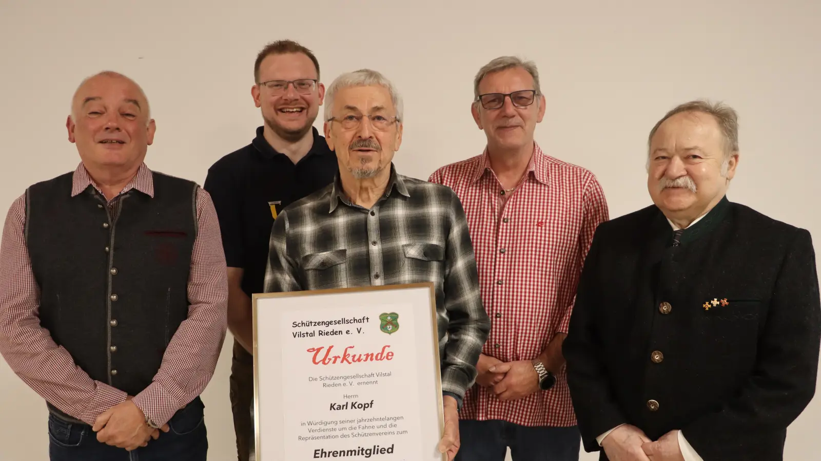 Ehrenmitglied Karl Kopf (Mitte) mit Drittem Bürgermeister Gerhard Schnabel (v.l.), Erstem Schützenmeister Thomas Graf, Zweitem Schützenmeister Thorsten Malotta und DSB- sowie OSB-Ehrenmitglied Ludwig Mayer. (Bild: Michael Rabenhofer)