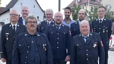 Goldenen Ehrenzeichen für verdiente Feuerwehrmänner! Es gratulierten Landrat Richard Reisinger, 2. Bürgermeister Kevin Haas und die Feuerwehr-Führungskräfte um Kreisbrandrat Christof Strobl. (Foto: Martina Beierl)