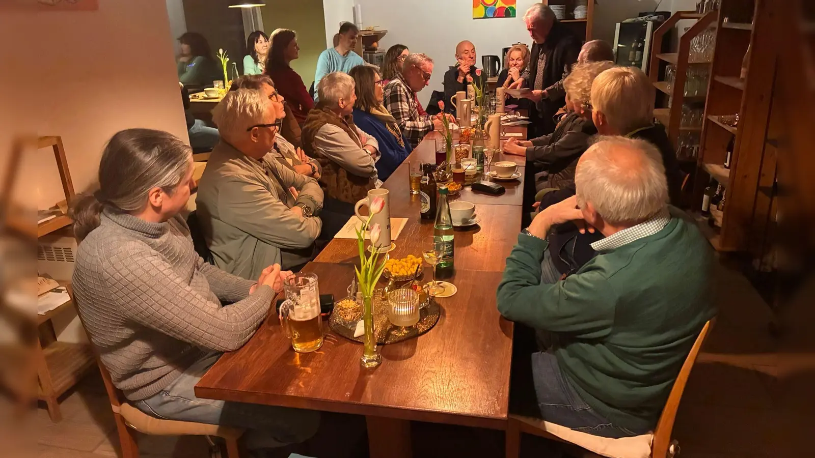 Am 3.März fand im Umbau-Café Zeitgeist auf Initiative des Fotografen Jürgen Bischof der erste Stammtisch der neuen Gruppierung KiS - Kreativ im Schönseer Land statt.  (Bild: Ludwig Reger)