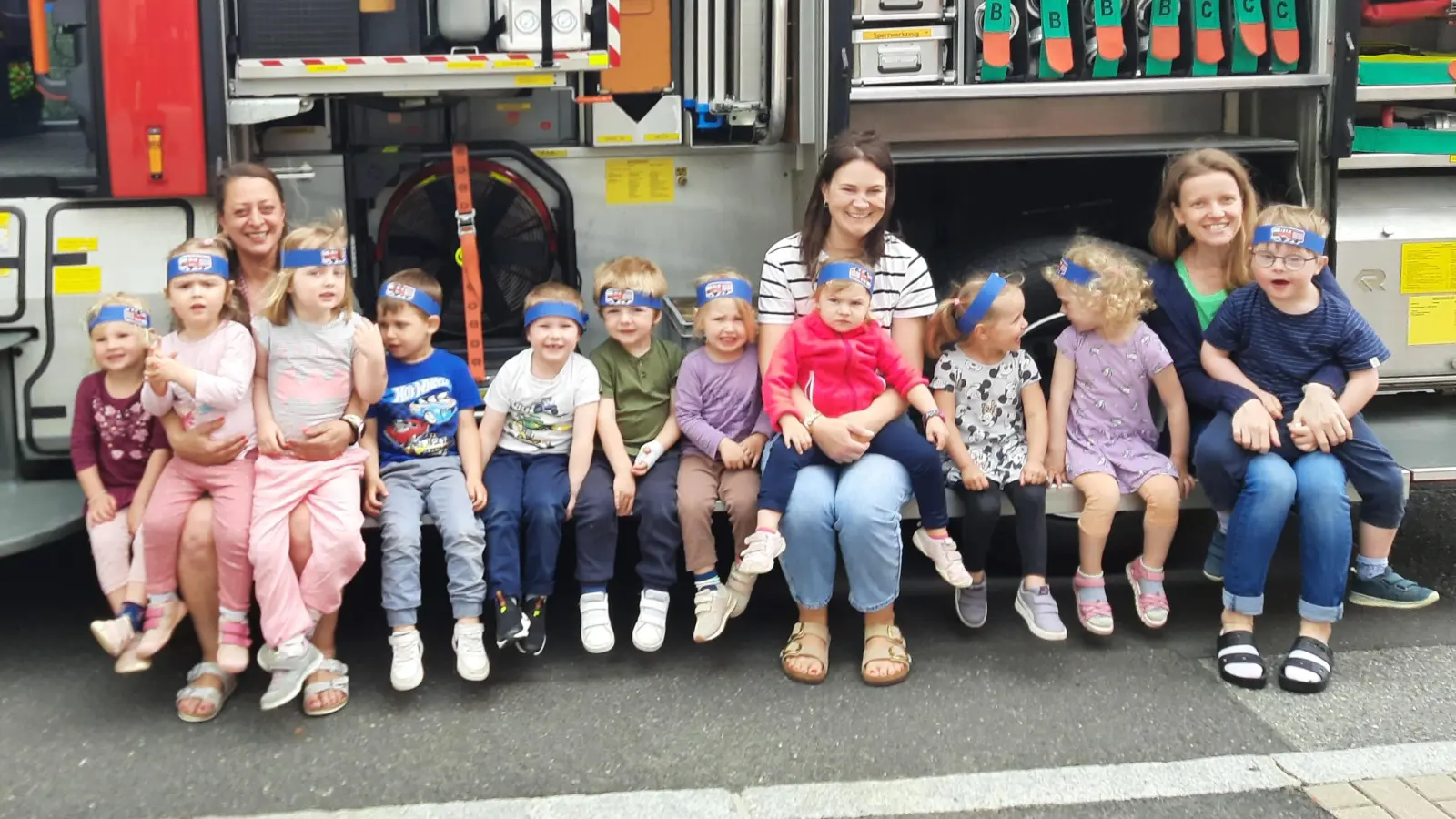 Die Kinder freuten sich sehr, als sie sich in das Feuerwehrauto setzen und es begutachten durften. (Bild: Jana Käß)