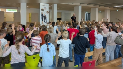 Voller Begeisterung musizierten die Kinder mit Bodypercussion. (Bild: Johanna Reger)