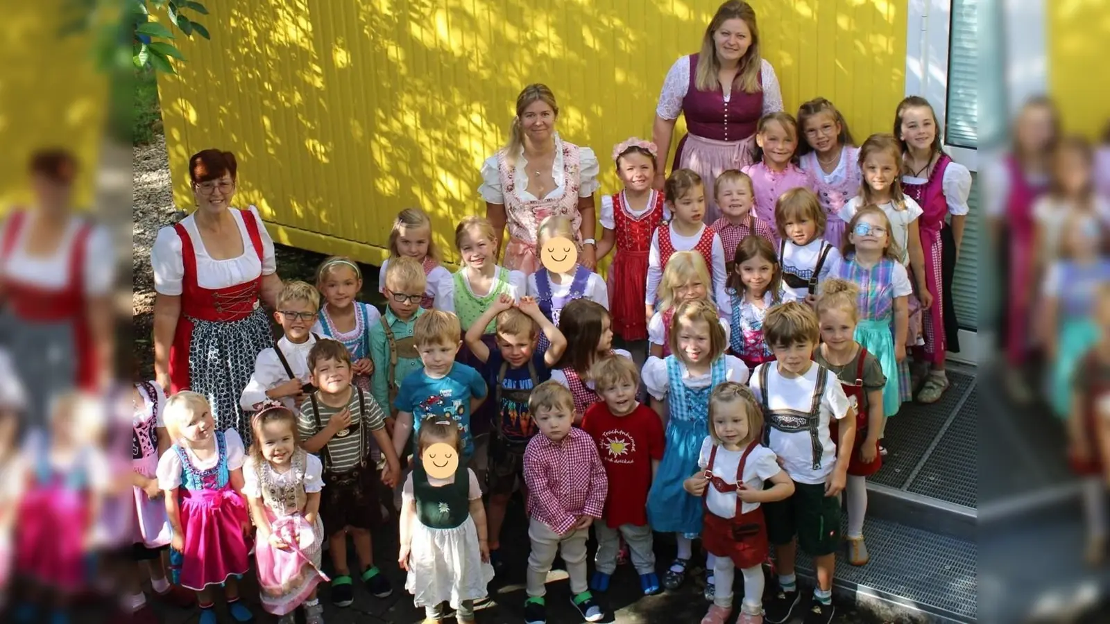 Zum „Tag der Tracht“ kamen viele Mädchen und Buben des St. Wolfgang-Kindergarten in Lederhosen oder im Dirndl in den Kindergarten. Das taten auch die stellvertretende Leiterin Katrin Noßner (hinten Mitte) sowie die Erzieherinnen Martina Dolles (links) und Nicole Korent (rechts). (Bild: Werner Schulz)