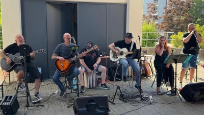 Die Band „SiRoFuEl”, deren Name sich aus den Anfangsbuchstaben der Vornamen ihrer Mitglieder Simon, Robert, Funze und Elke zusammensetzt, sorgte für beste Unterhaltung. (Bild: Thomas Held)