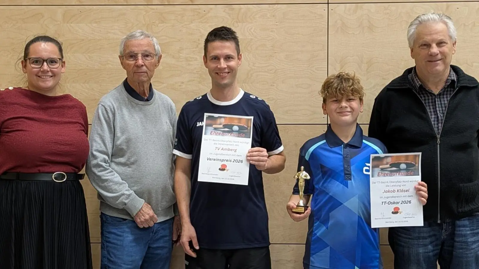 BJWin Katja Götz (l.) und BV Günter Bauer (r.) ehrten die diesjährigen Preisträger. Jakob Klösel (2.v.r.) freute sich über Oskar der Jungen. Den Vereinspreis nahmen für den TV Amberg Abteilungsleiter Reiner Vielberth (3.v.r.) und Trainer Jürgen Klein entgegen, Trotz seiner 90 Jahre steht Jürgen Klein noch jede Woche in der Halle an den Tischen (Bild: Günter Bauer)
