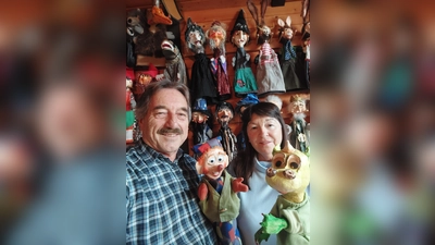 Puppenspieler Monika und Hermann Papacek mit der Hauptfigur Kasperl und dem ersten Star den kleinen Drachen Wendelin. (Bild: pHermann Papacek)