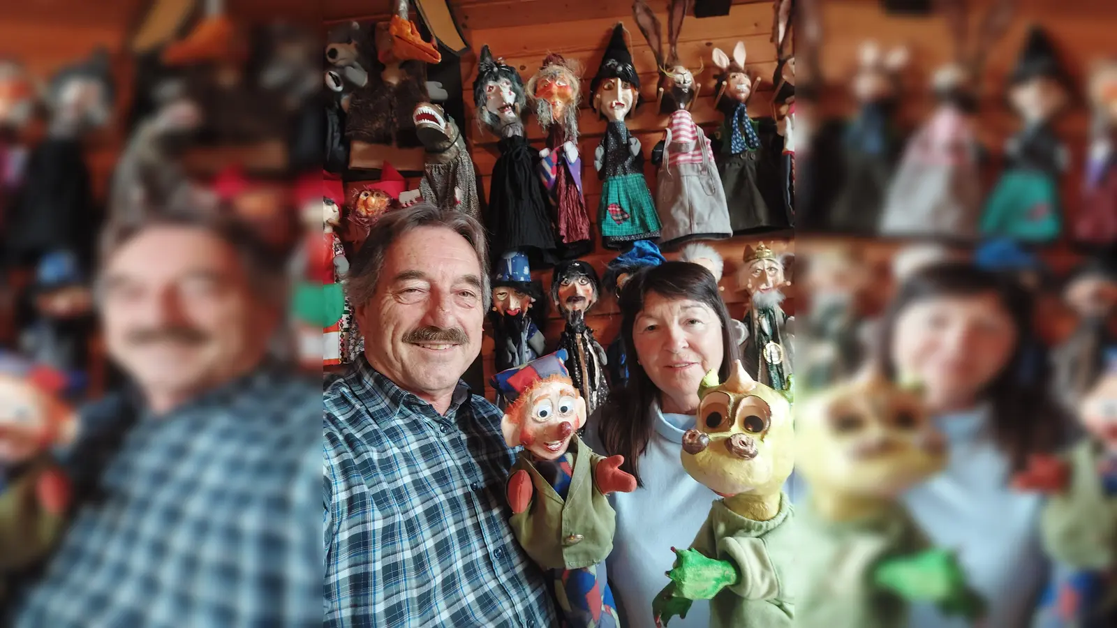 Puppenspieler Monika und Hermann Papacek mit der Hauptfigur Kasperl und dem ersten Star den kleinen Drachen Wendelin. (Bild: pHermann Papacek)