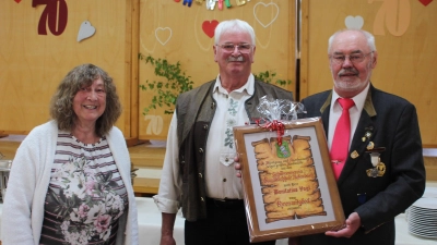 Schützenmeister Johann Liegl ernennt den Jubilar Bonifatius Vogl an seinem 70. Geburtstag zum Ehrenmitglied. Mit 1. Ritterin Hermine Gruber. (Bild: Nikolaus Scherr)