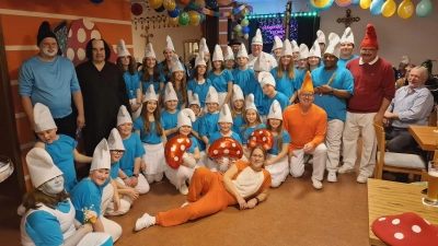 Die Regie beim Auftritt der großen Schlumpffamilie mit den Geistlichen und ehrenamtlichen Pfarreienvertretern hatte Kirchenpflegerin Nicola Hummer (vorne). (Bild: Karl Ziegler)