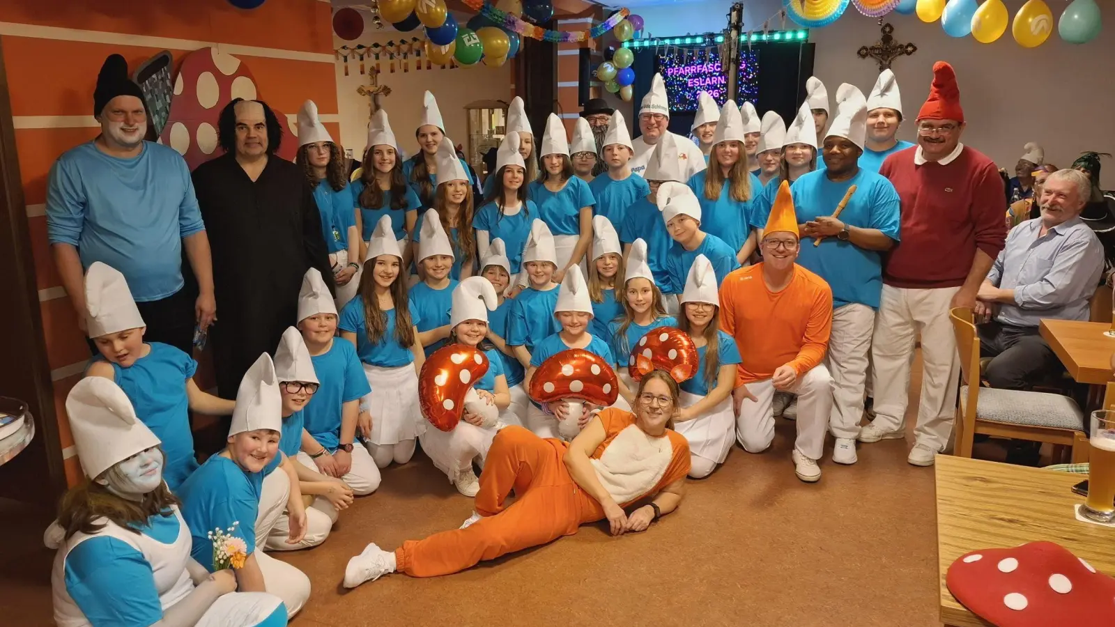 Die Regie beim Auftritt der großen Schlumpffamilie mit den Geistlichen und ehrenamtlichen Pfarreienvertretern hatte Kirchenpflegerin Nicola Hummer (vorne). (Bild: Karl Ziegler)