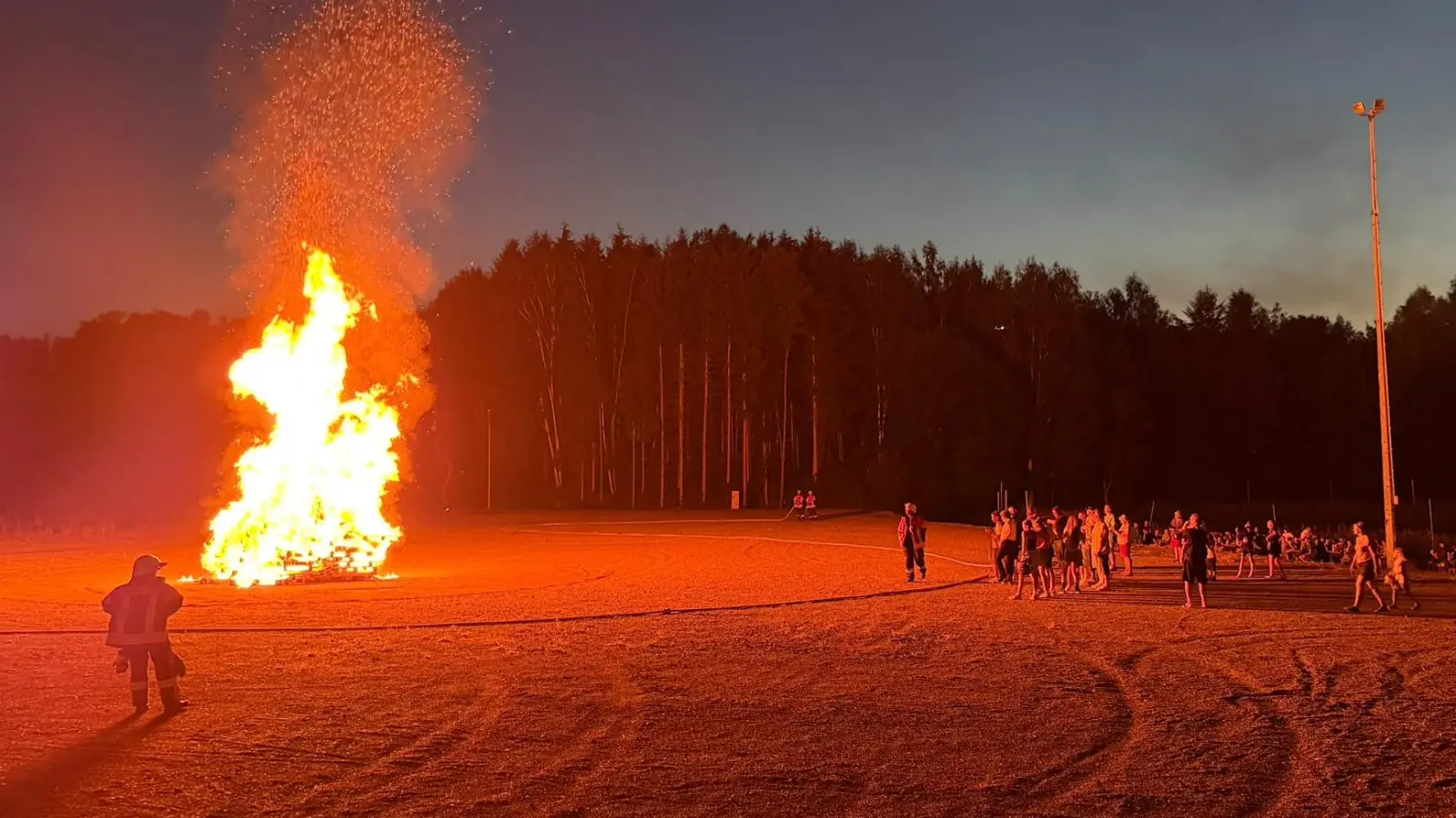 Johannisfeuer bei herrlichen Wetter am Atzmannsee. (Bild: Peter Hummer)