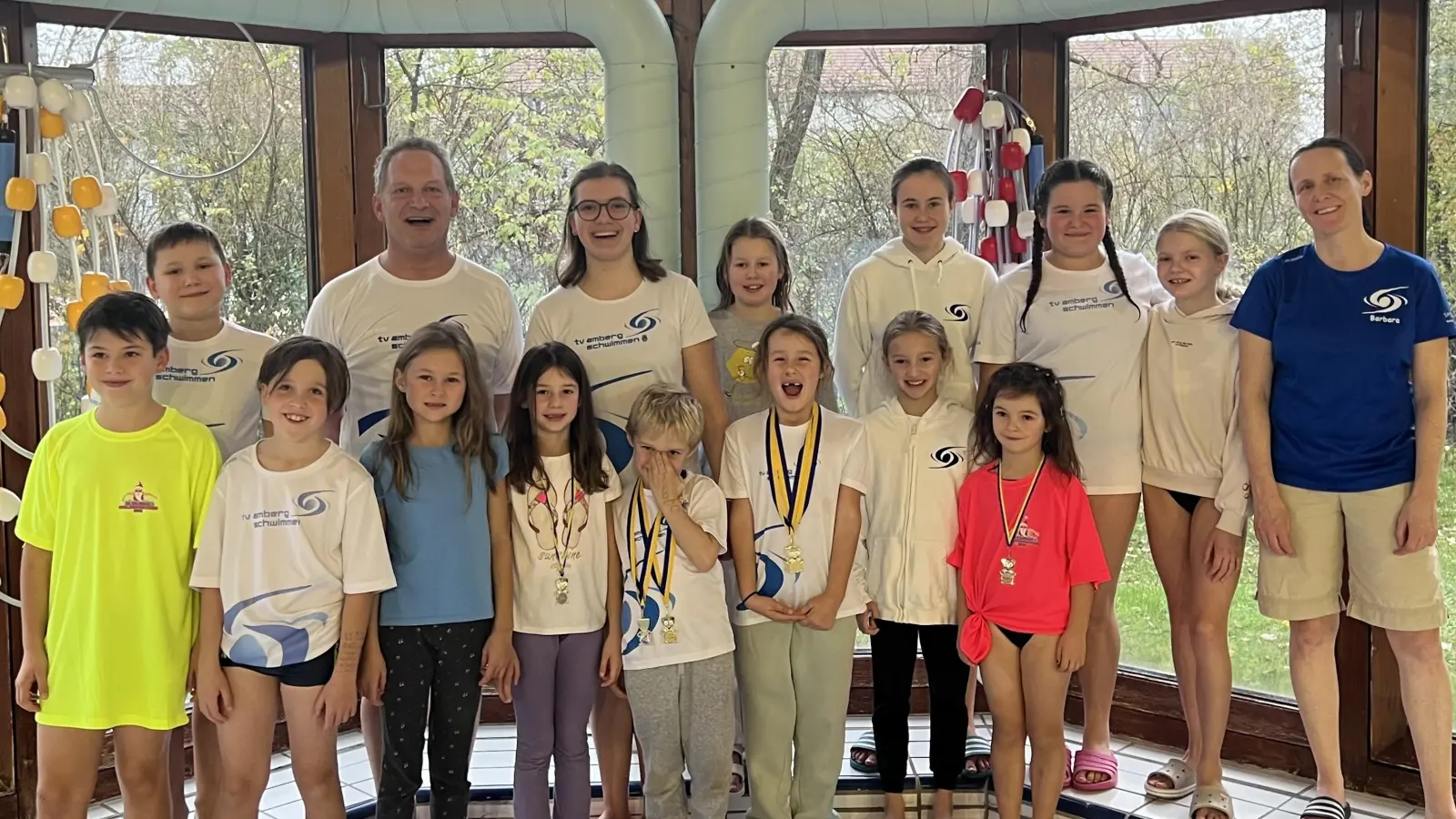 Einige der erfolgreichen Schwimmer des TV1861 mit ihrem Trainerteam (Bild: Christian Steinl)