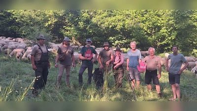 Wanderschäfer Vater Rainer und Sohn Martin Gleich und Freundin Marie auf BN Fläche, rechts Horst Schwemmer, Geschäftsführer BN. (Bild: Dimi Trochanov)