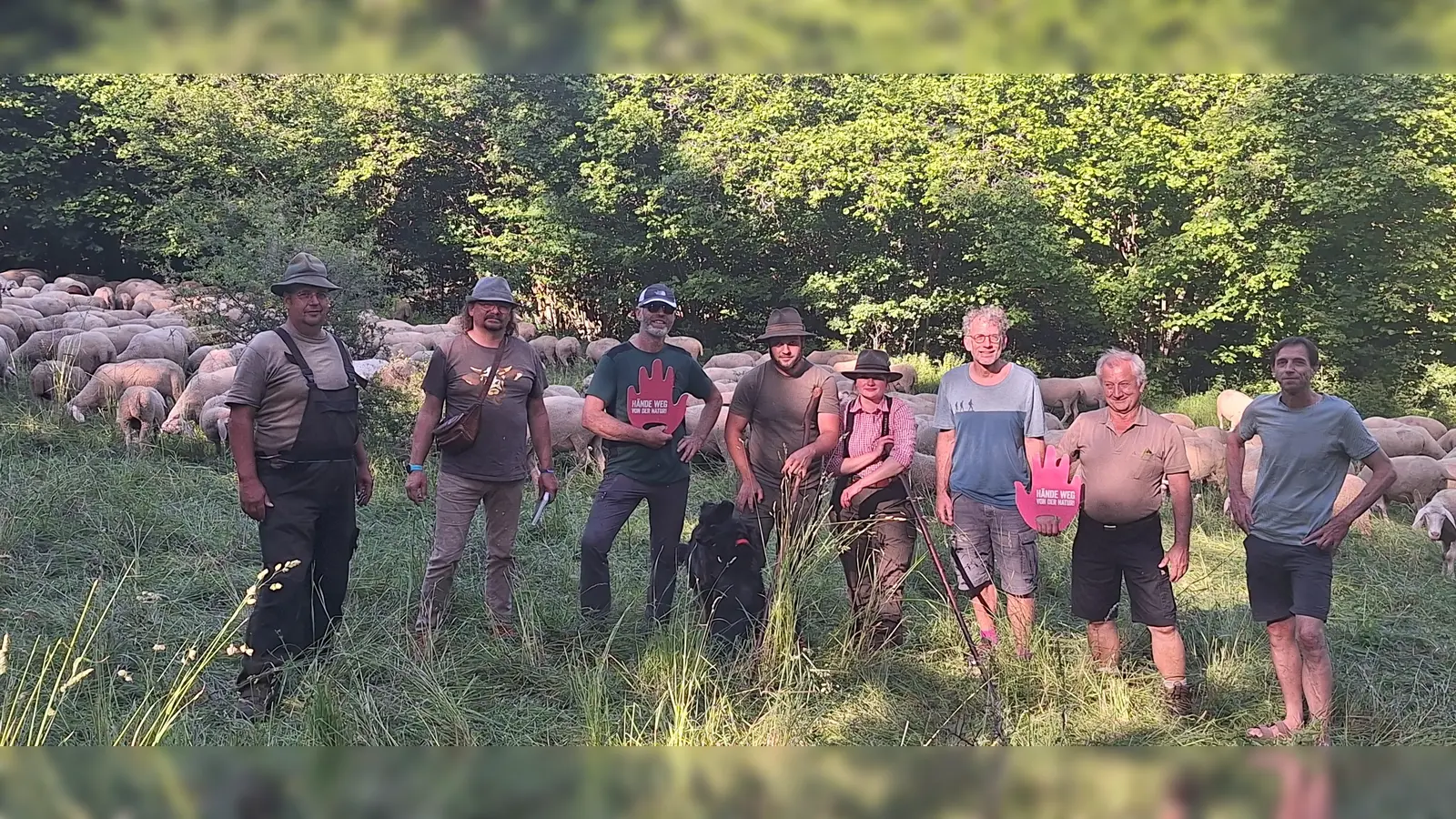 Wanderschäfer Vater Rainer und Sohn Martin Gleich und Freundin Marie auf BN Fläche, rechts Horst Schwemmer, Geschäftsführer BN. (Bild: Dimi Trochanov)
