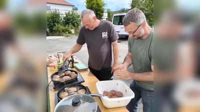 Zum Abschluss der Veranstaltung gibt es selbst zubereitete Steaks und Rehburger  (Bild: Alexander Flierl)