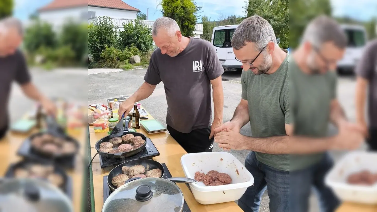 Zum Abschluss der Veranstaltung gibt es selbst zubereitete Steaks und Rehburger  (Bild: Alexander Flierl)