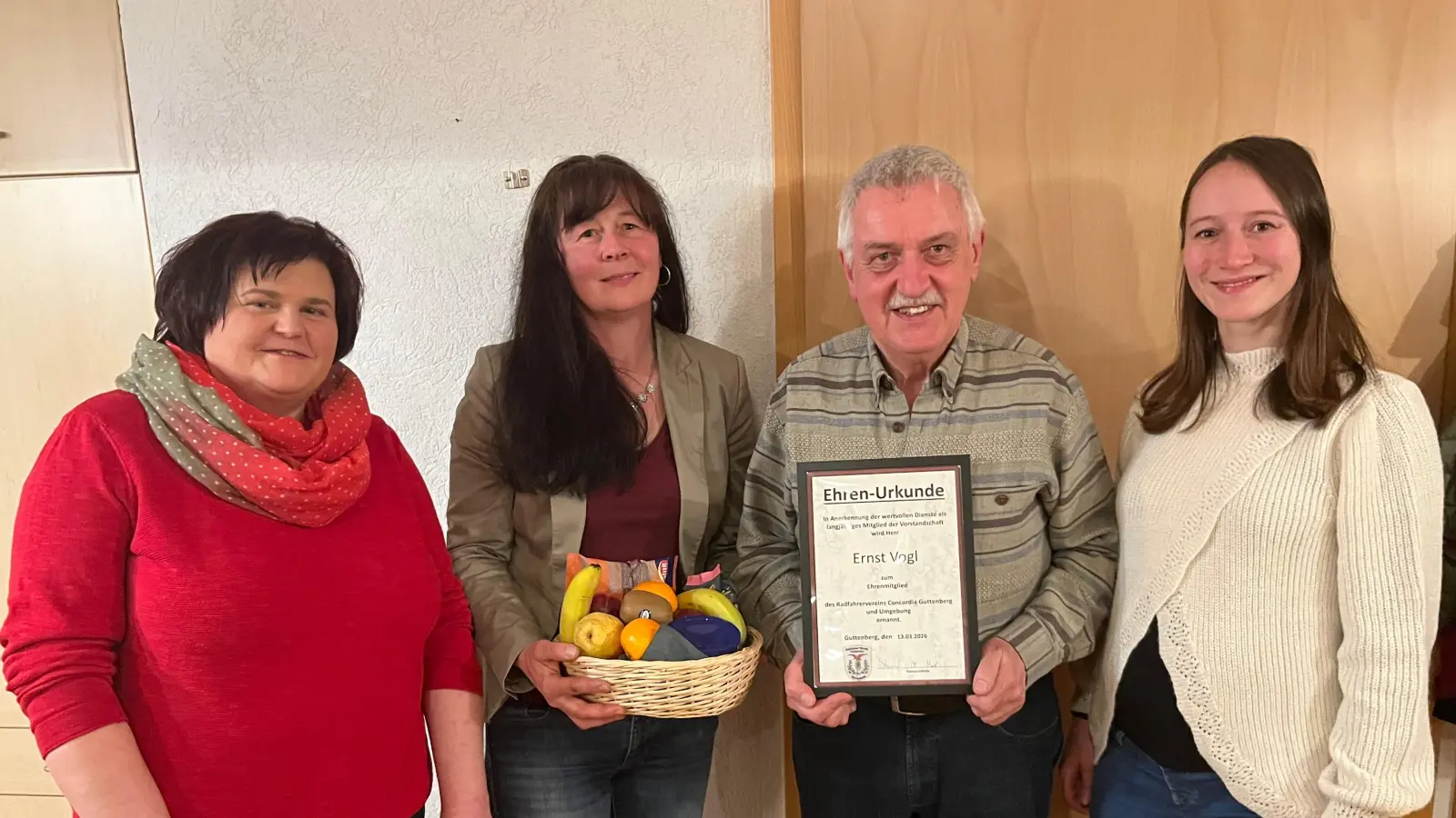 v. l.: Kernvorstände Monika Murr und Lisa Schiml, Ernst Vogl (Ehrenmitglied) und Kernvorstand Magdalena Ott. (Bild: Moritz Schraml)