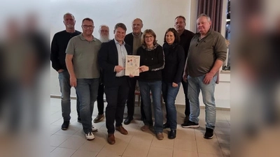 Von links: Heinrich Vierling, Raimund Riehl, Wolfgang Gleißner, Dr. Benjamin Zeitler, Lothar Höher, Irmi Höher, Stefanie Salavs, Günther Hoch. (Bild: Stephan Gollwitzer)