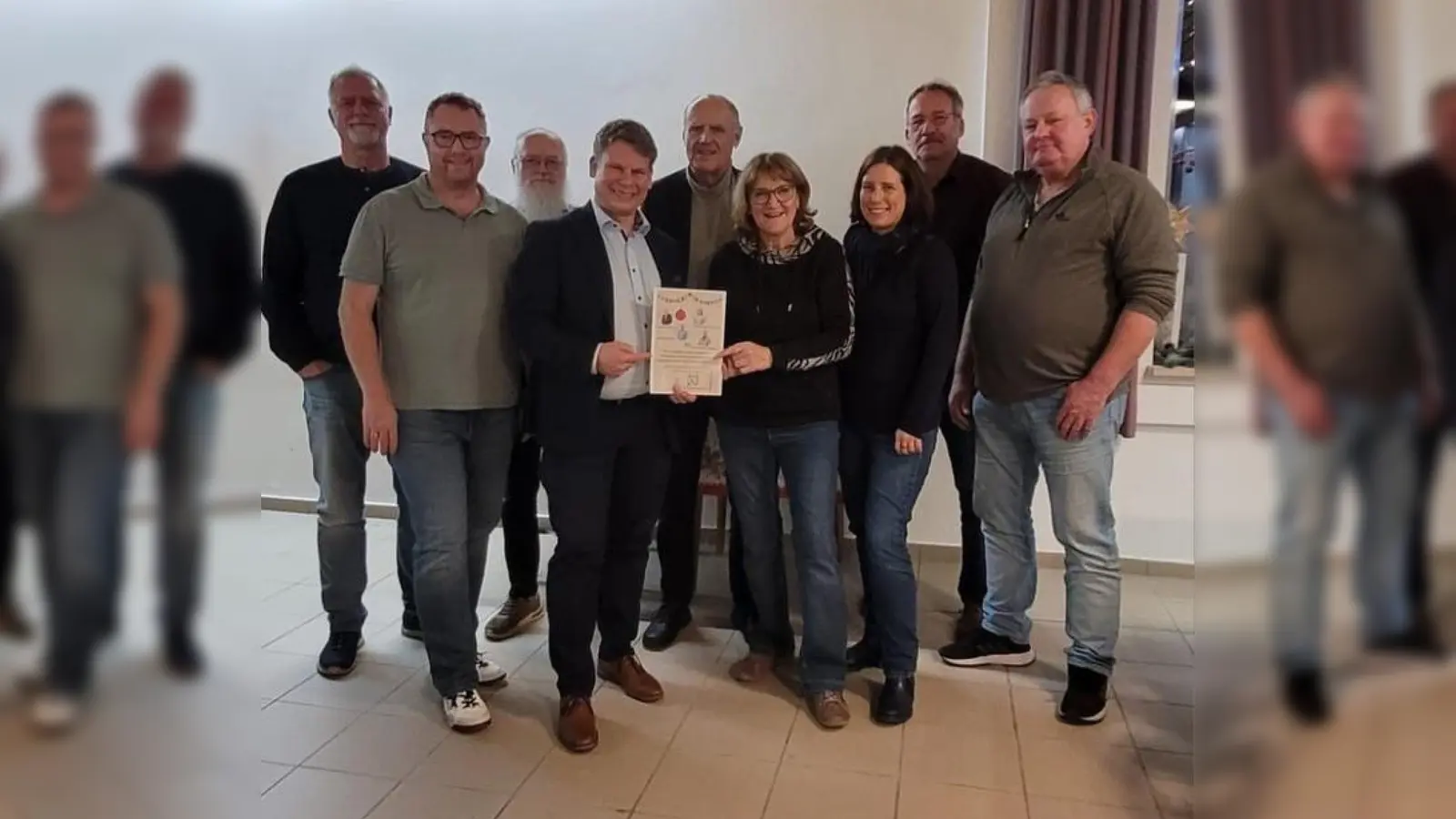 Von links: Heinrich Vierling, Raimund Riehl, Wolfgang Gleißner, Dr. Benjamin Zeitler, Lothar Höher, Irmi Höher, Stefanie Salavs, Günther Hoch. (Bild: Stephan Gollwitzer)