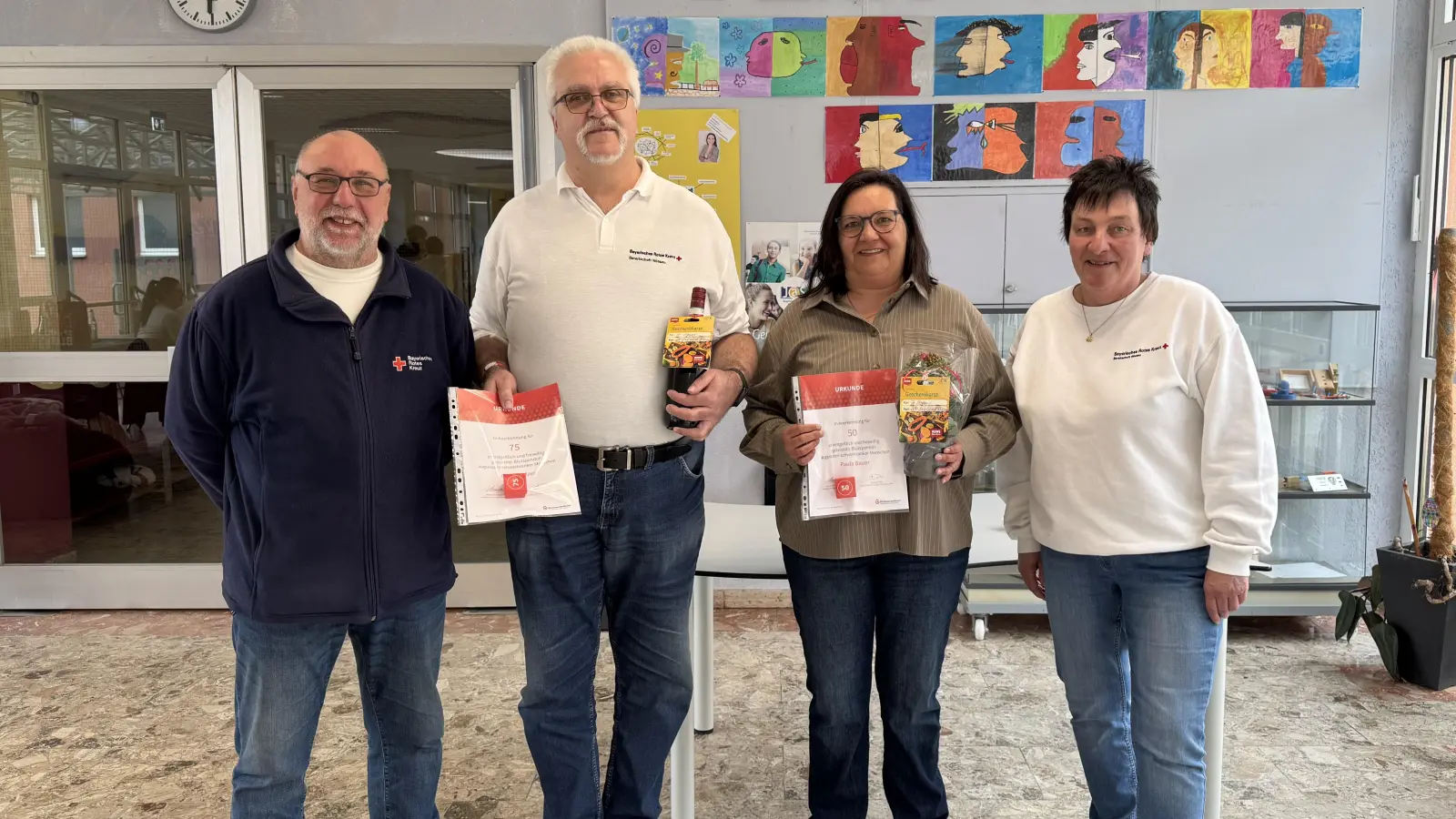 Ehrung treuer Blutspender. Im Text von links Stellvertretender Bereitschaftsleiter Richard Meierl, Alois Eholzer, Paula Bauer, Sozialdienstleitung Coni Klarner. (Bild: Kathrin Ruhland)