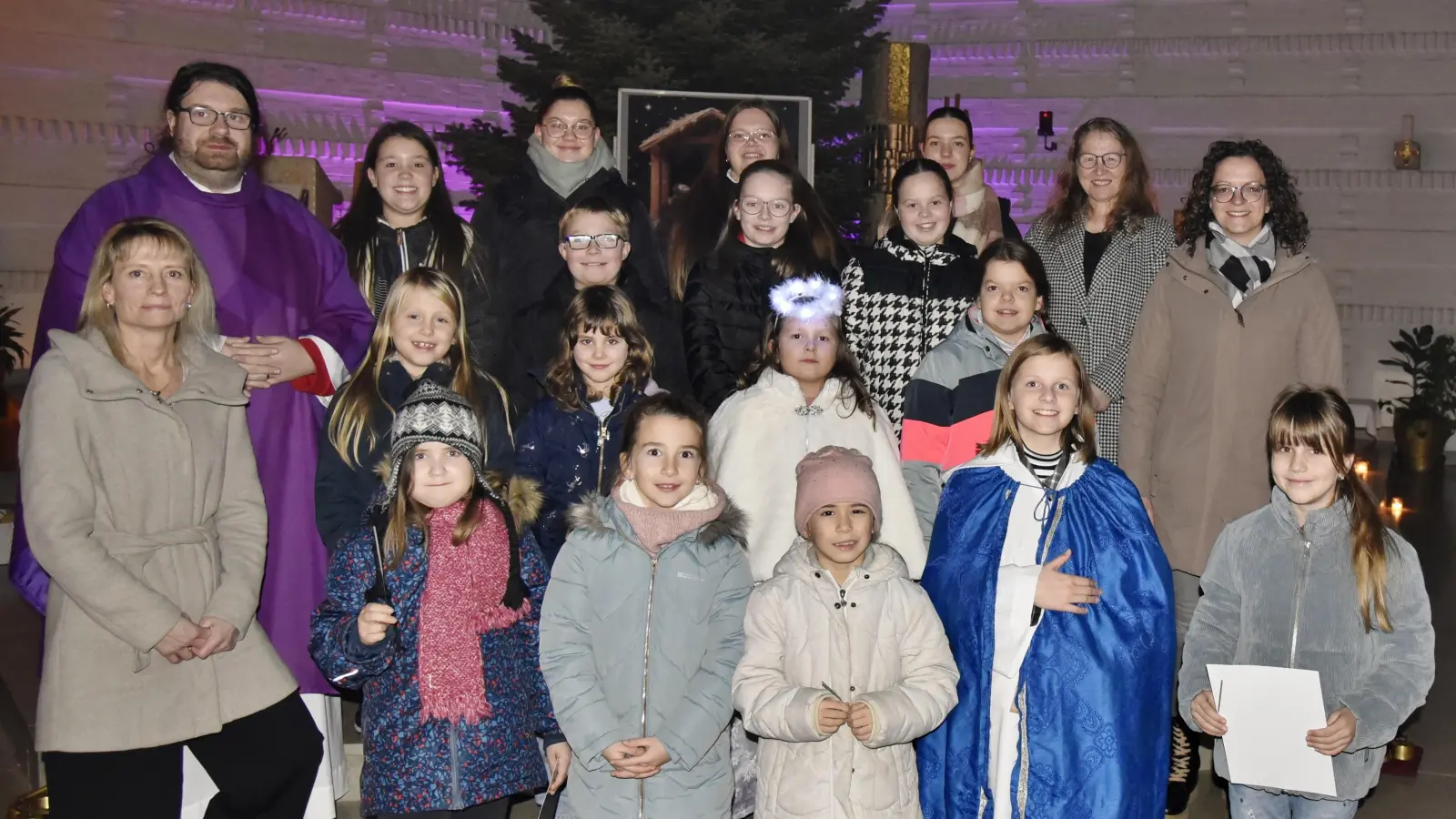 Kindersingkreis Kirchenthumbach mit Pater Johannes Bosko (Bild: Michael Sporrer)