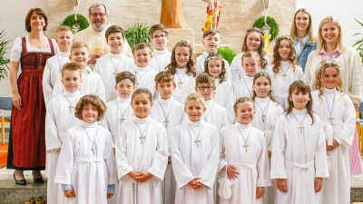 Kommunionkinder mit Schulleiterin Christine Loch (links oben) mit Kollegium (rechts oben) und Pfarrer Markus Ertl. (Bild: Maria Schlögl)