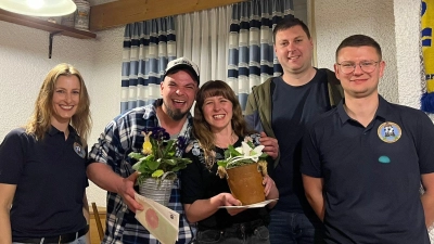 Von links: 1. Vorstand Marina Zinkl, 1. Sieger Stefan Kühner, 2. Sieger Rebecca Kühner, 3 Sieger Fabian Richthammer, 2.Vorstand Sebastian Kraus. (Bild: Philipp Schön)