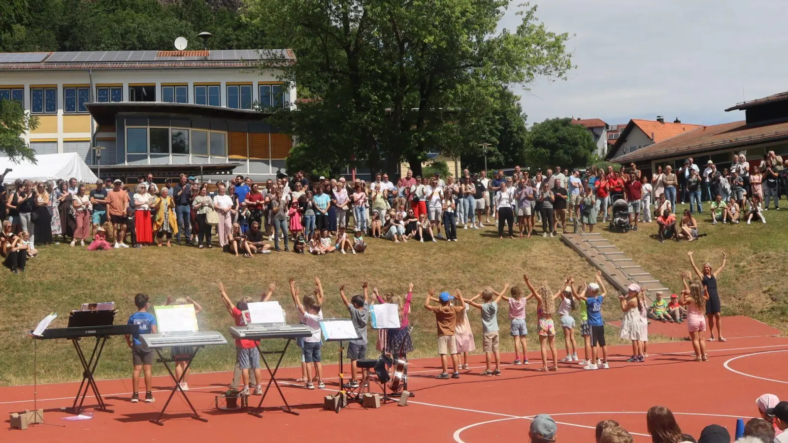 Feierliche Eröffnung des Jubiläumsschulfestes mit Liedern und Tänzen (Bild: Silke Weiß)