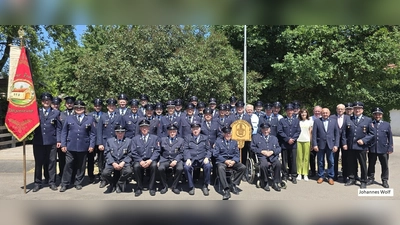Erste Reihe sitzend von links: Ehrenmitglieder Karl Erras, Martin Weiß, Hans Heidlinger, Gerd Eckstein und Georg Rauch<br>Zweite und dritte Reihe: Mitglieder der Jubelwehr<br>Ab vierter von rechts: Erster Bürgermeister Bernhard Lindner, HKA-Vorsitzender und Zweiter Bürgermeister Georg Götz, Hw. Pfarrer Michael Birner, Dritte Bürgermeisterin Evi Höllerer<br> (Bild: Johannes Wolf)