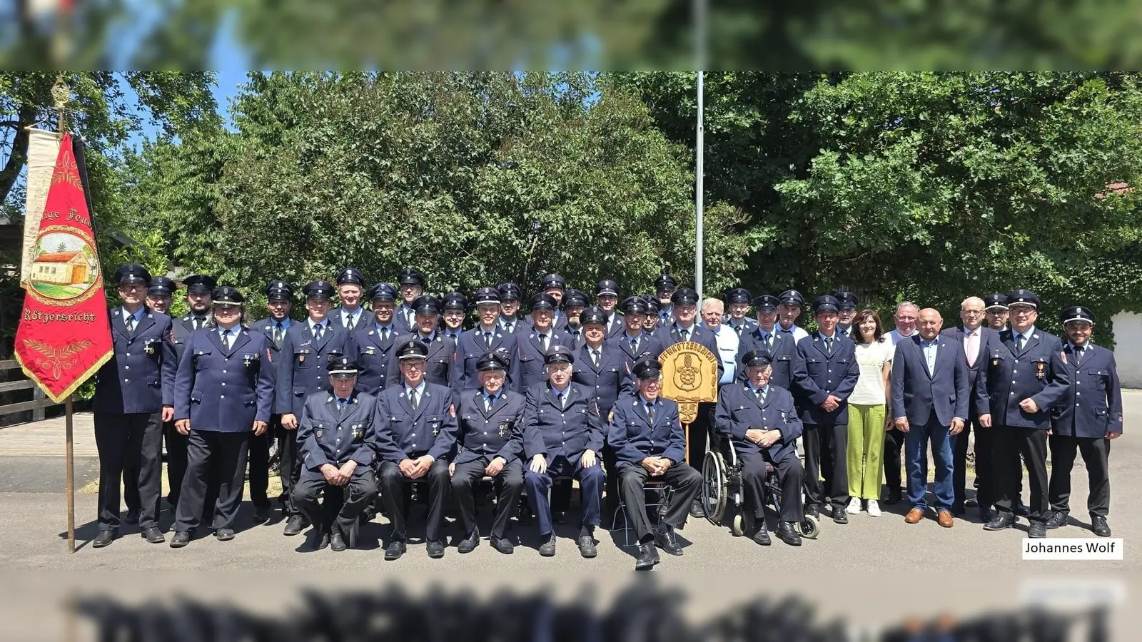 Erste Reihe sitzend von links: Ehrenmitglieder Karl Erras, Martin Weiß, Hans Heidlinger, Gerd Eckstein und Georg Rauch<br>Zweite und dritte Reihe: Mitglieder der Jubelwehr<br>Ab vierter von rechts: Erster Bürgermeister Bernhard Lindner, HKA-Vorsitzender und Zweiter Bürgermeister Georg Götz, Hw. Pfarrer Michael Birner, Dritte Bürgermeisterin Evi Höllerer<br> (Bild: Johannes Wolf)