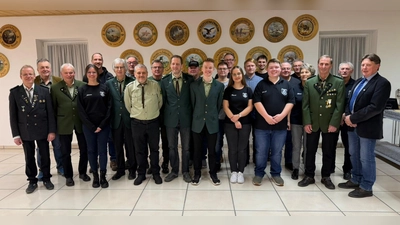 Vorstandschaft Hubertus-Schützen mit Gauschützenmeister Klaus Ketzler (1.v.l.) und 2. Bürgermeister Andreas Altmann (1.v.r.). (Bild: Martin Bauer)