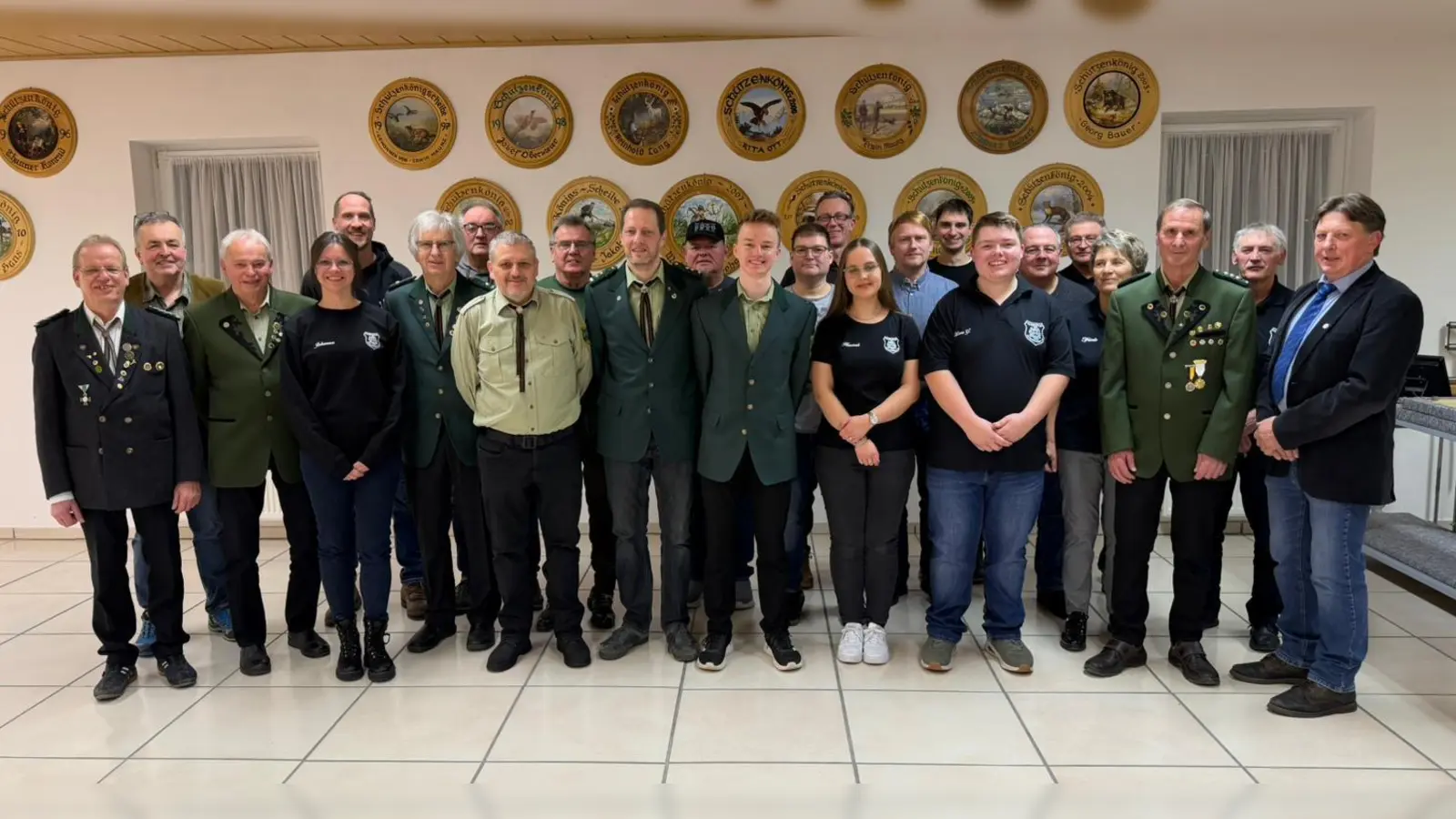 Vorstandschaft Hubertus-Schützen mit Gauschützenmeister Klaus Ketzler (1.v.l.) und 2. Bürgermeister Andreas Altmann (1.v.r.). (Bild: Martin Bauer)